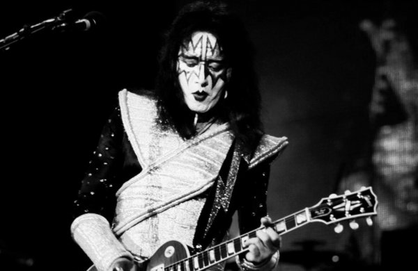 Умер сооснователь и гитарист легендарной группы Kiss